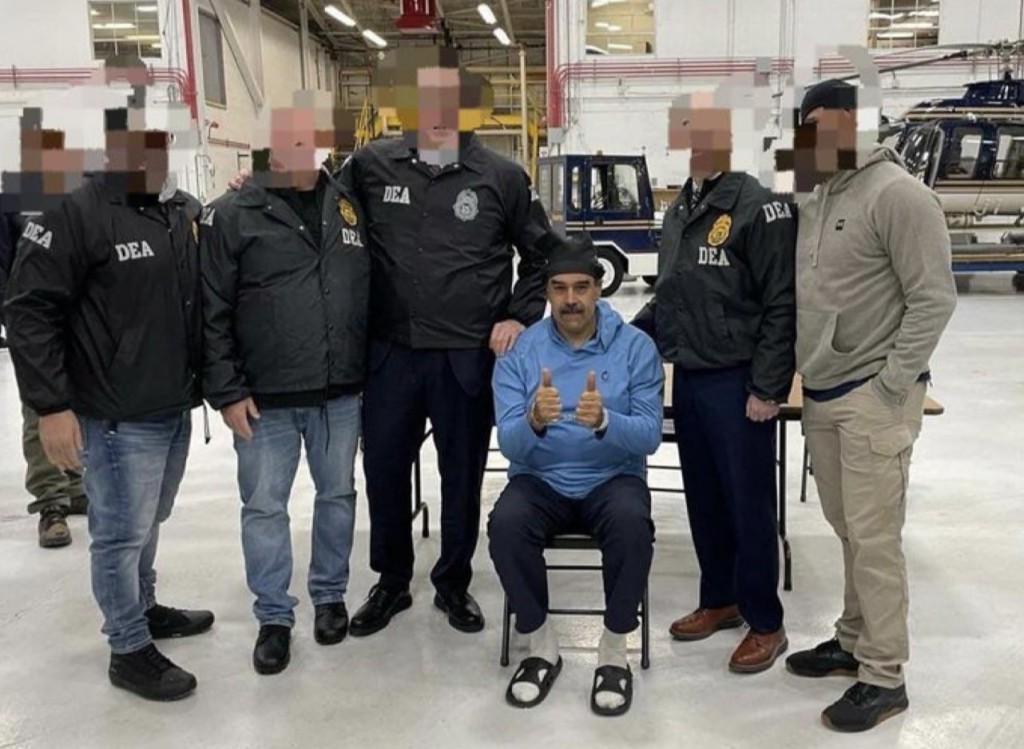 馬杜羅被美國緝毒人員押解落機後豎拇指示威。X 馬杜羅被美國緝毒人員押解落機後豎拇指示威。X