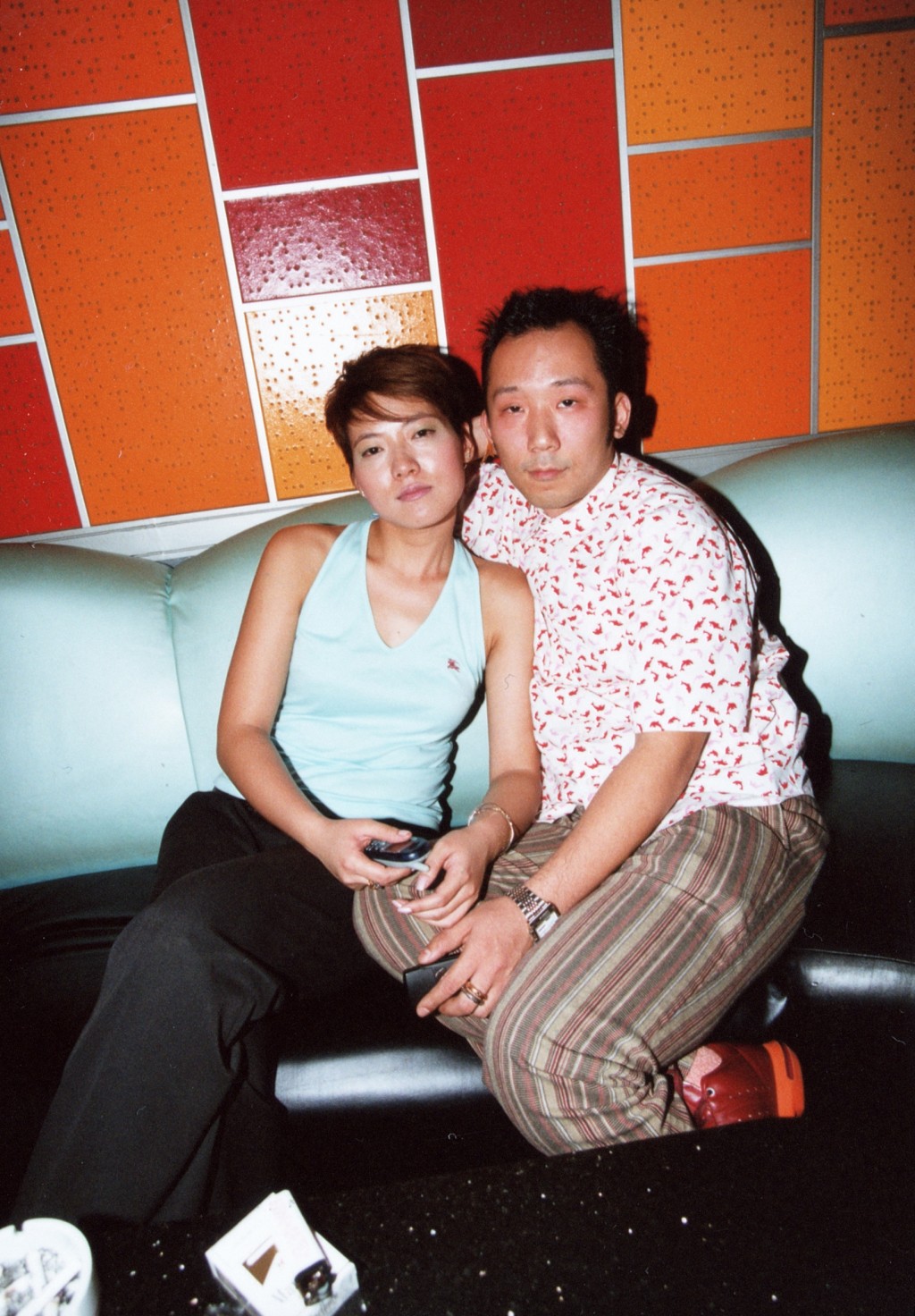 2002年，刘婉君（Sharis）与未婚夫Bosco一同出席婚纱晚装展。
