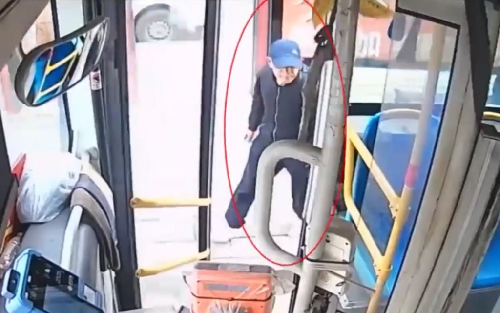 警方对比其他案件，发现疑犯是爆窃惯犯。法治在线