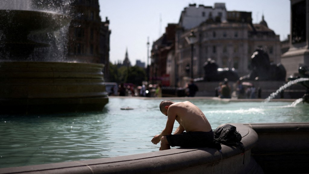 英國在高溫下市民到水池降溫。REUTERS