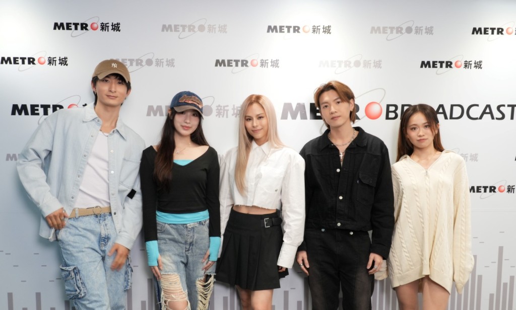 左起︰张驰豪、詹天文、Gin Lee、力臻、张天颖录音广播剧《现在就爱》。