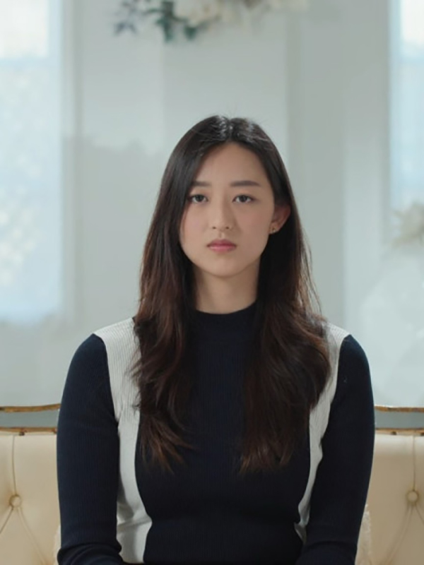 最近，小方的女友叶萱在纪录片《以神之名：信仰的背叛》中，控诉曾遭韩国邪教「摄理教」教主郑明析性侵，事件引起全球关注