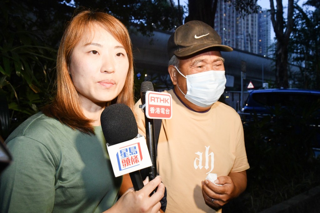 張父(右)在工權會總幹事蕭倩文陪同下,在醫院外見記者。徐裕民攝 張父(右)在工權會總幹事蕭倩文陪同下,在醫院外見記者。徐裕民攝