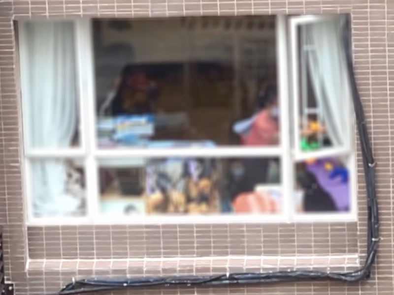 外傭取回窗外玩具。香港突發事故報料區FB