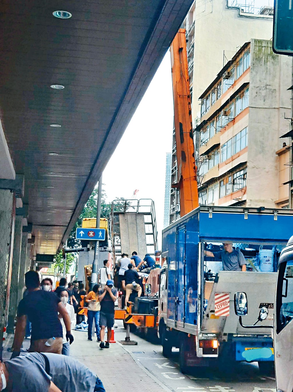 事發時涉事升降台倒塌向後傾，升降台上的人應聲倒下，至少8人受傷。