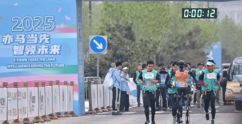 全球首個人形機械人半馬北京亦莊開跑。中新社 全球首個人形機械人半馬北京亦莊開跑。中新社
