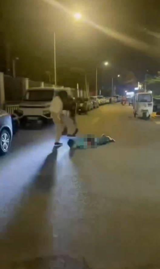 快遞員染血倒地後仍遭人狂踢猛踩頭部，但無人阻止。Ｘ