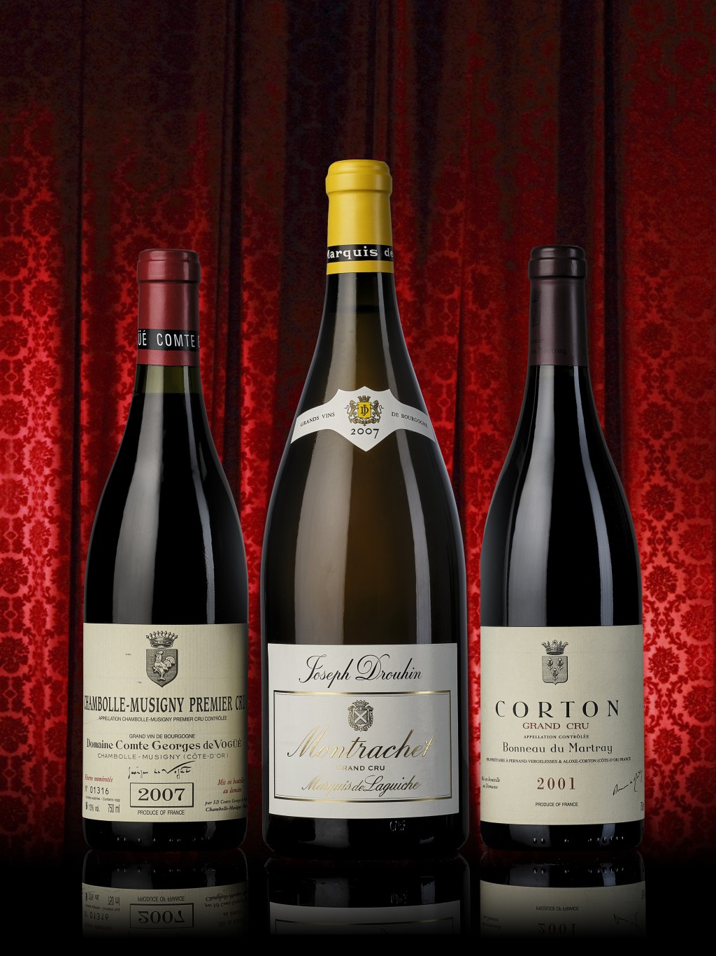 左/武戈伯爵酒莊香波慕西尼村一級園 （Domaine Comte Georges de Vogüé Chambolle Musigny 1er Cru），2007 年/1瓶，估價為2,000─2,600港元。 中/約瑟夫杜魯安摩根侯爵蒙哈榭特 級園（Joseph Drouhin Montrachet, Marquis de Laguiche），2007年/1.5公 升5瓶，估價為42,000─ 60,000港元。 右/馬特萊酒莊科通特級園（Domaine Bonneau du Martray Corton），2001年 /10瓶，估價為10,000─13,000港元。 （來自「綠洲臻選：法國精品佳釀˙無 底價專場」）