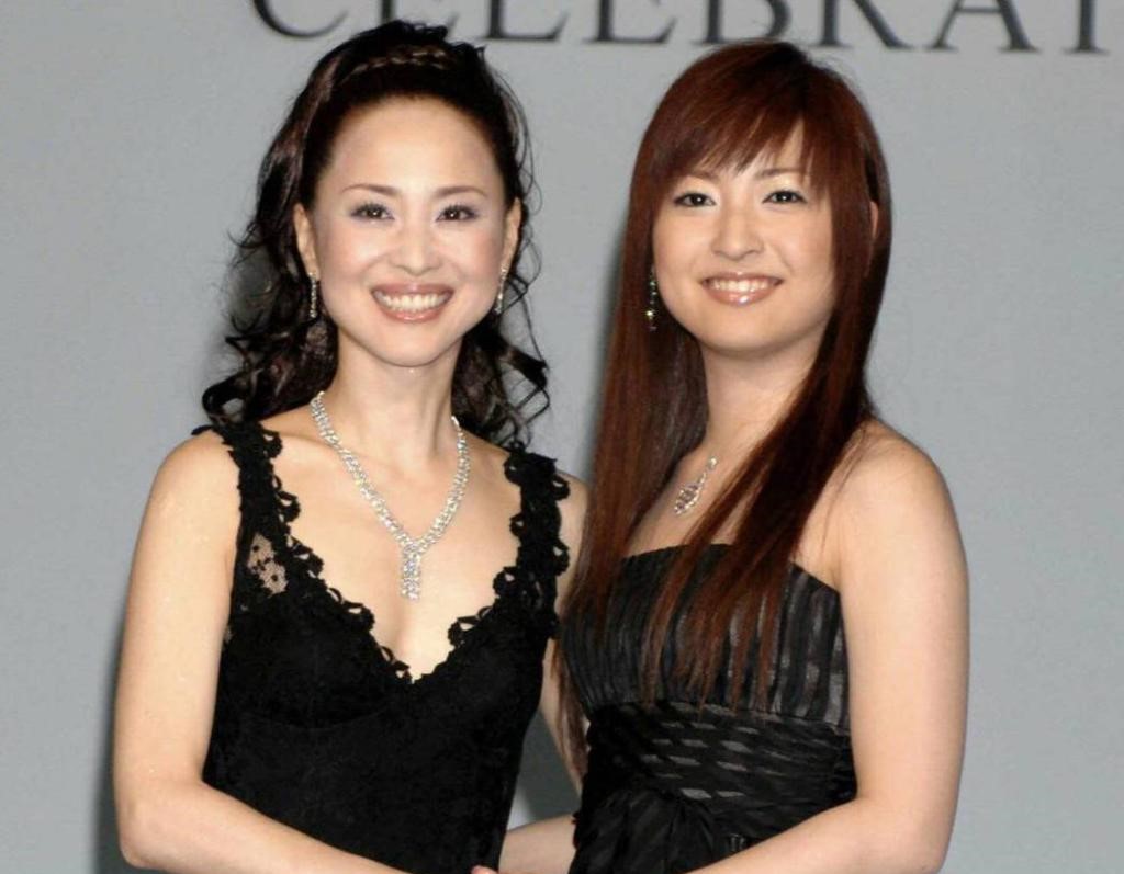 神田沙也加(右)去年疑為情輕生。