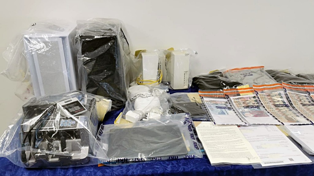 警方展示有關證物。 警方展示有關證物。