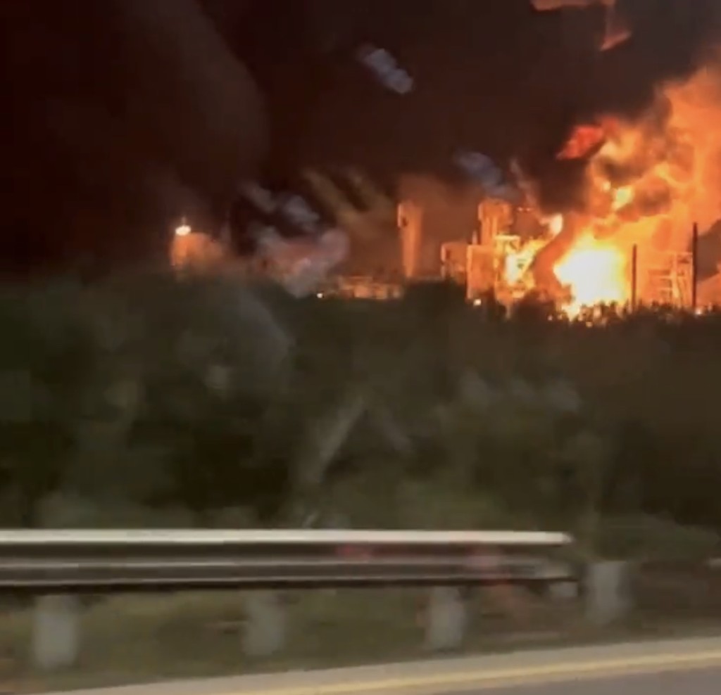 俄羅斯南部阿菲普斯基（Afipsky）煉油廠發生大火。 Twitter
