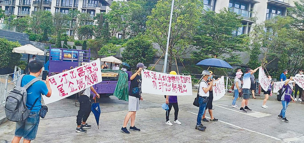 工人拉起橫額追薪。
