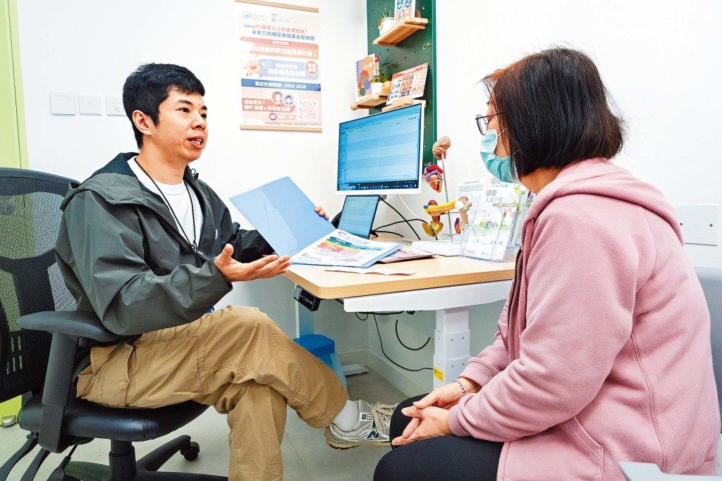 護士與「慢病共治計劃」參加者作單對單會面,協助其制定健康管理目標。 護士與「慢病共治計劃」參加者作單對單會面,協助其制定健康管理目標。