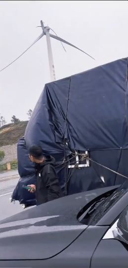 江西有風力發電機的巨型葉片在空中斷裂。抖音