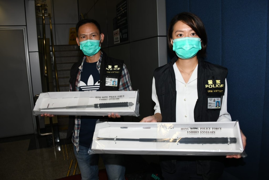 警方展示涉案伸展警棍,打破中學的正門玻璃。