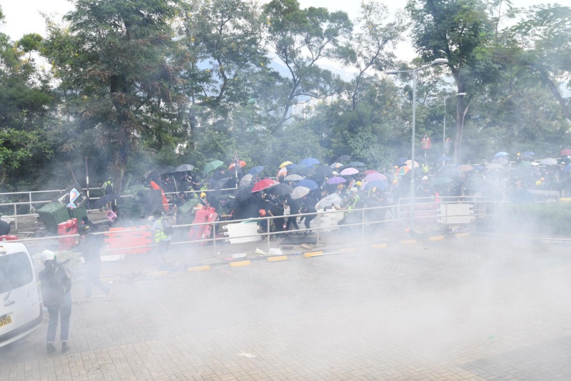 警方施放催泪烟。