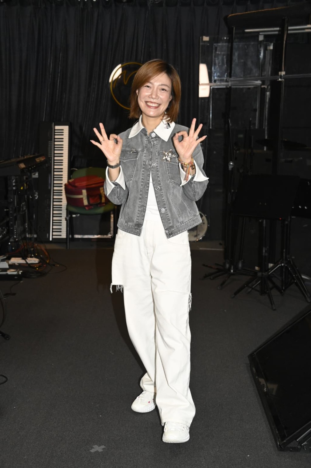 龍婷遞起3字手勢，自言有做運動，下次想挑戰3場以上的演出，相信體能可應付。