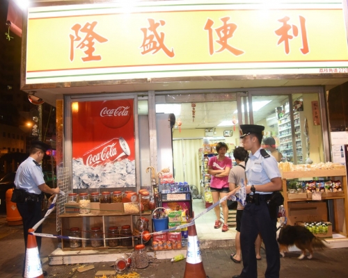 士多遭殃,多個零食玻璃瓶被掃跌。