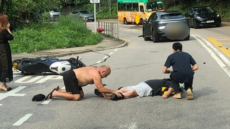 私家車與電單車相撞後,鐵騎士倒地。網上圖片