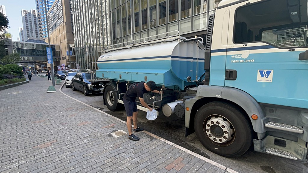 居民在水車取水。楊偉亨攝 居民在水車取水。楊偉亨攝