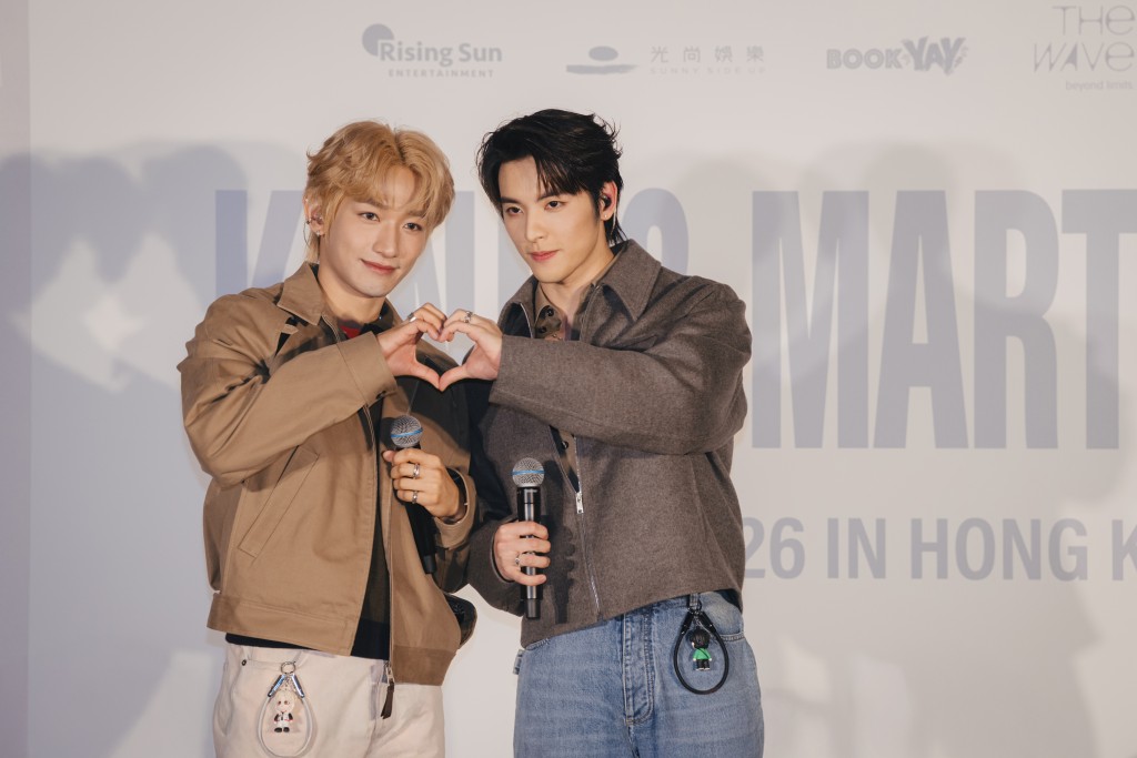 Kenji与Martin摆招牌甫士给粉丝影相。