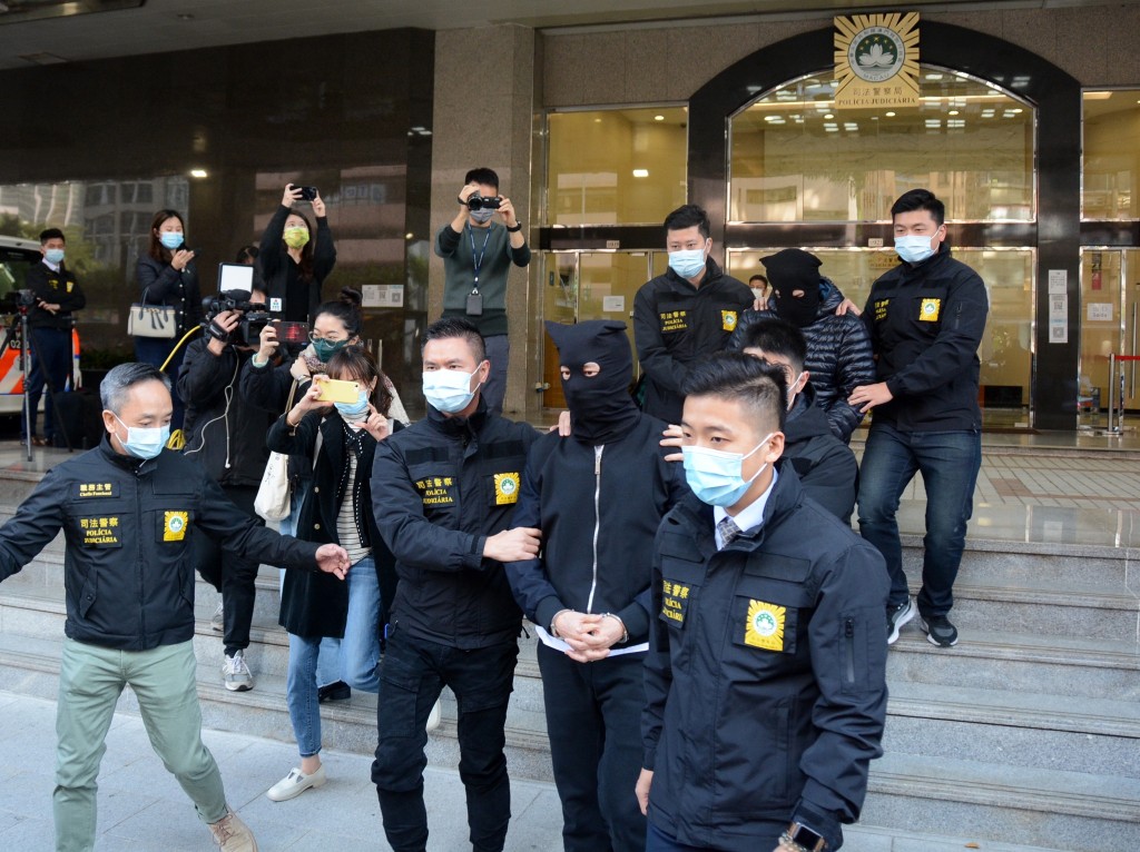 去年1月28日陳榮煉等人被捕後移送檢察院圖片。