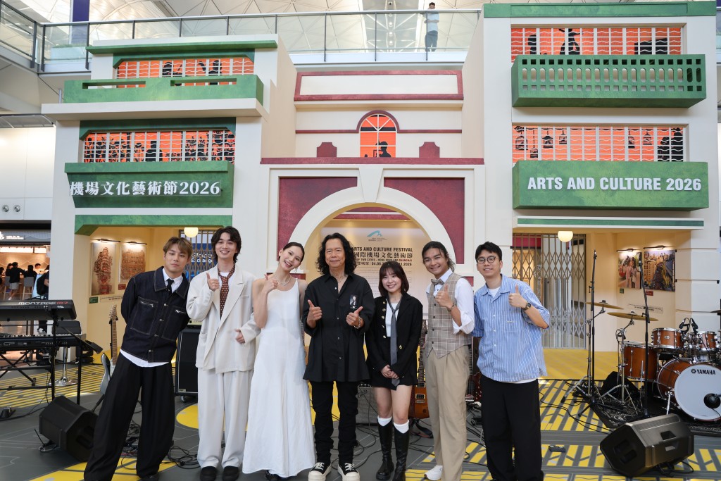 Joey Tang與香港年青歌手張光宇、謝家俊及梁嘉𩓙及上海年青歌手方旭及周語菡在舞台上大合照。 Joey Tang與香港年青歌手張光宇、謝家俊及梁嘉𩓙及上海年青歌手方旭及周語菡在舞台上大合照。