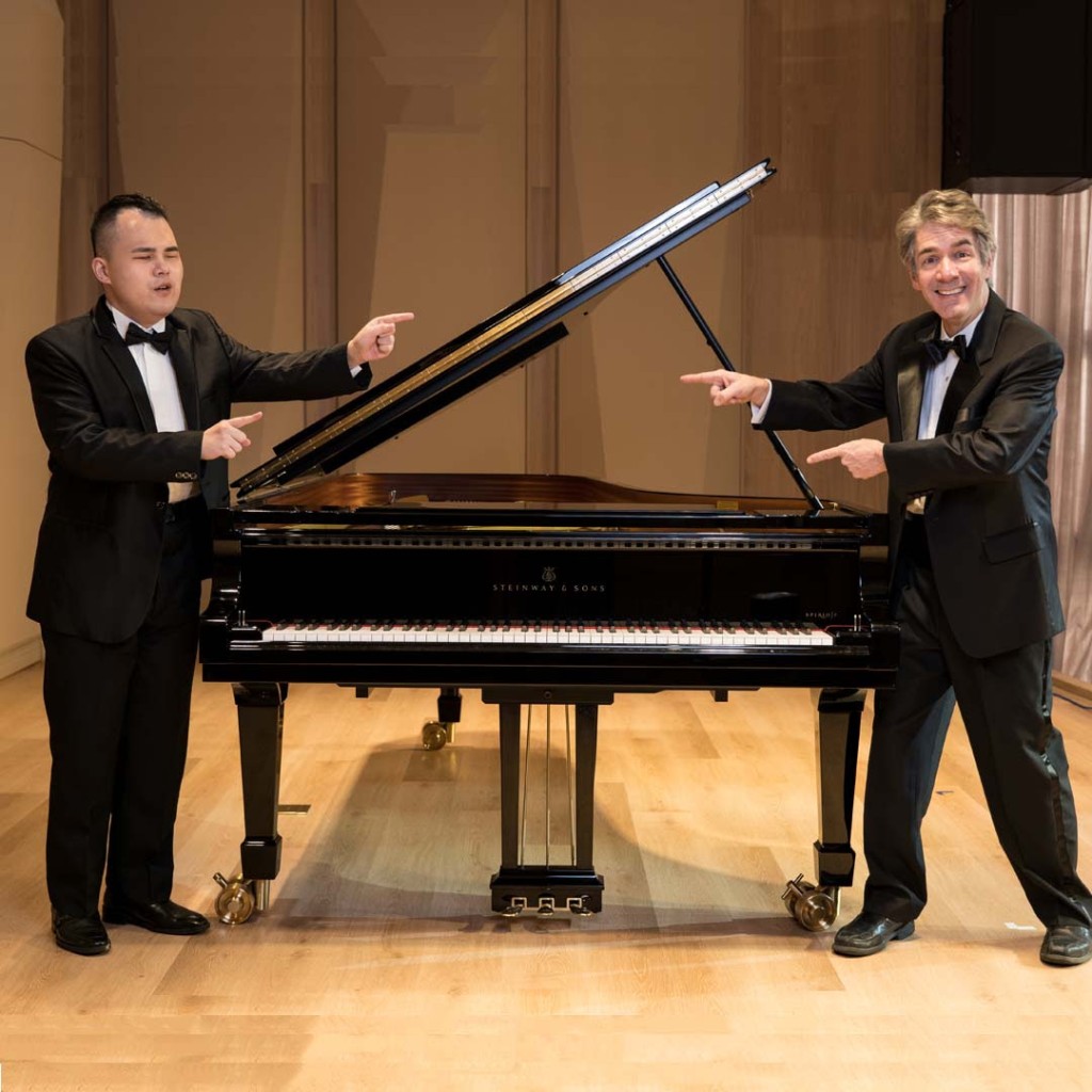 美國鋼琴家范德騰（右）與徒弟許哲誠帶來《聲聲不息》雙鋼琴說唱音樂會。