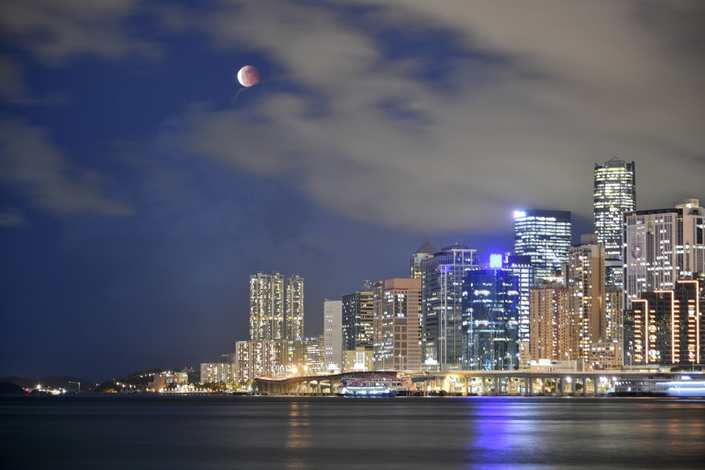 圖為2021年維港上空出現月全食。