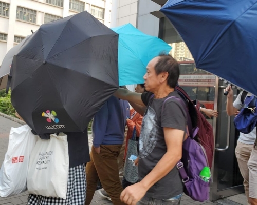 中間藍色衫者為被告徐俊傑。
