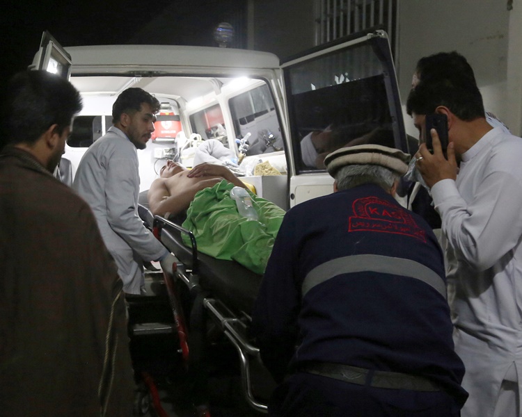 爆炸的婚禮禮堂事後有軍人駐守。AP 