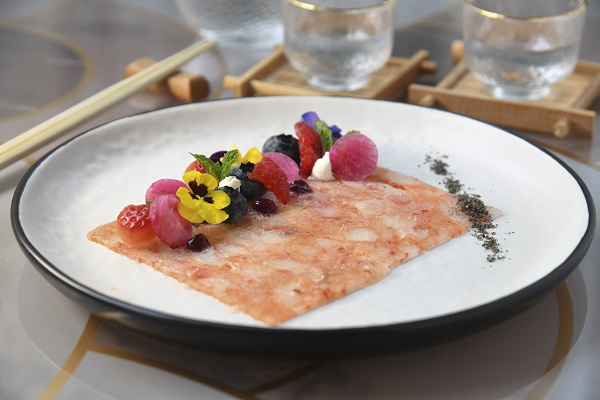 Red Prawn Carpaccio $西班牙紅蝦肉薄片上面,有食用花、雜莓、櫻桃蘿蔔及黑桑子果蓉做點綴,入口清新甜美。