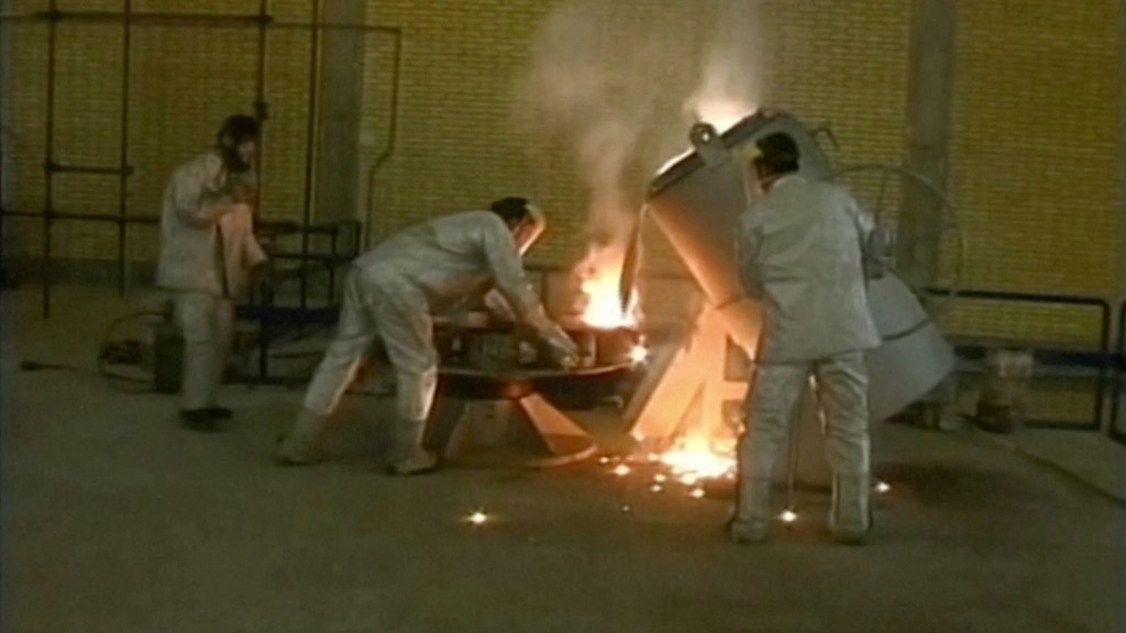 工人在伊斯法罕核設施內工作。 路透社