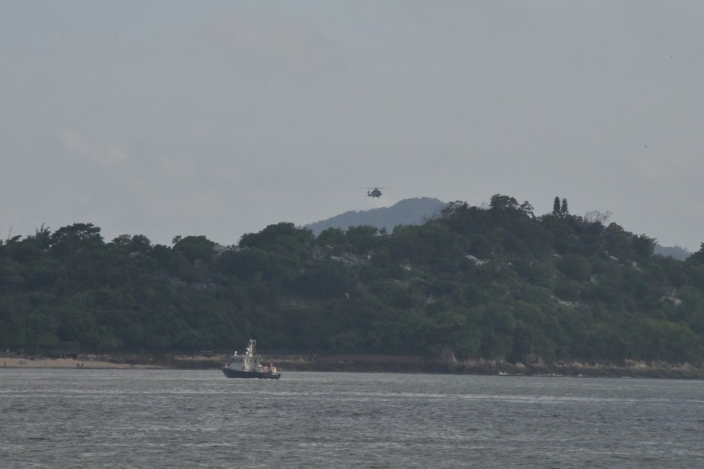 消防出動滅火輪、消防船及消防蛙人搜救，政府飛行服務隊亦曾派出直升機搜索。