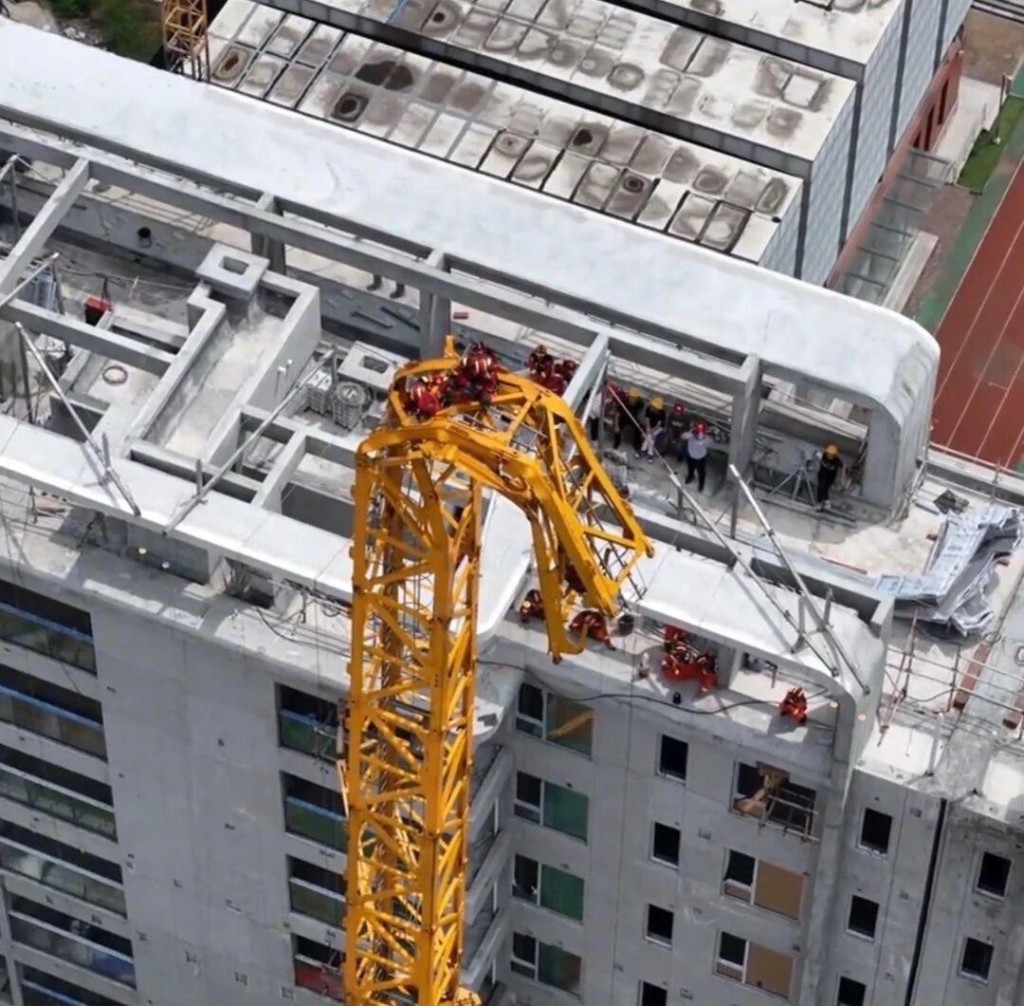 成都有地盘在拆天秤时发生倒塌事故，造成5人死亡。抖音@中城建业