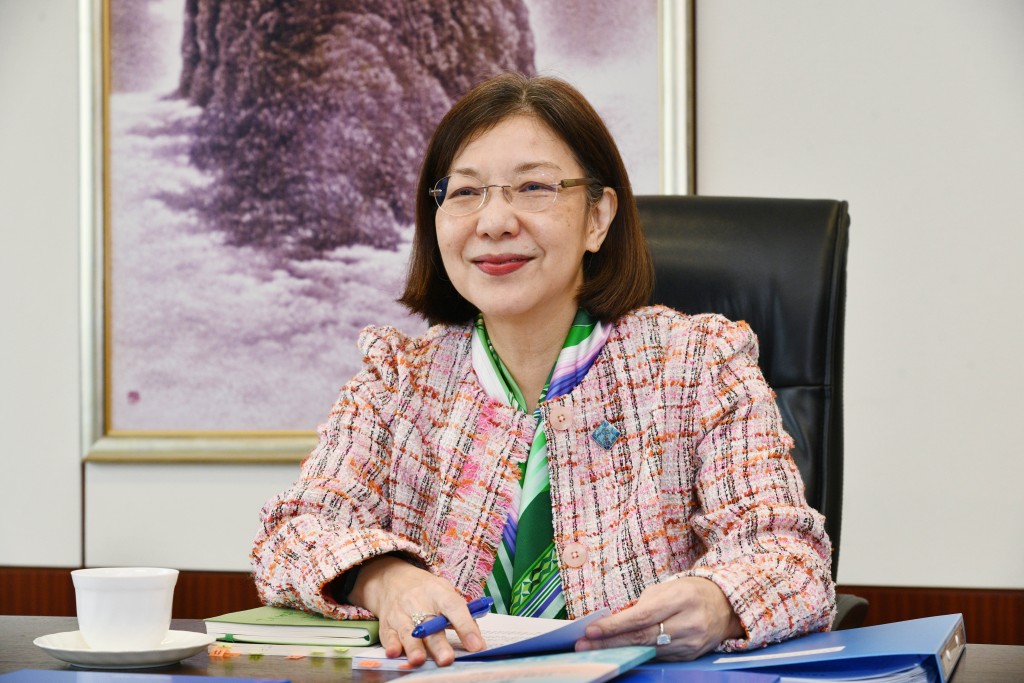 谢小华表示,爱国主义教育是一件细水长流的工作,乐见越来越多香港年轻人开始「用脚投票」,自愿到国家玩乐、交流或比赛。何健勇摄 谢小华表示,爱国主义教育是一件细水长流的工作,乐见越来越多香港年轻人开始「用脚投票」,自愿到国家玩乐、交流或比赛。何健勇摄
