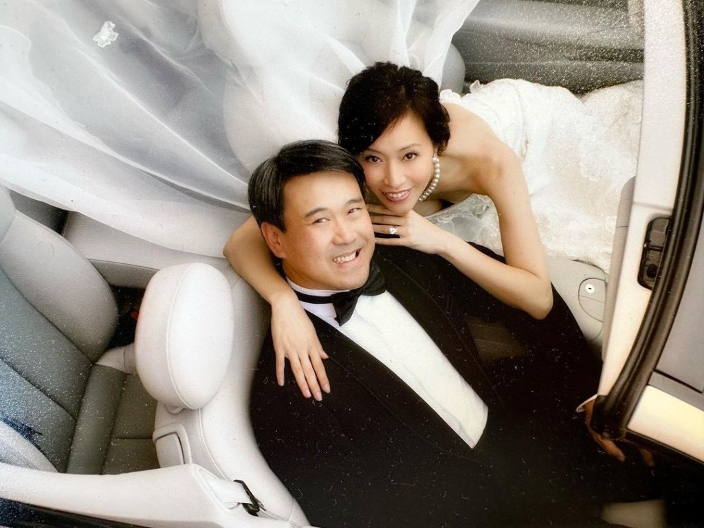 顾纪筠与陈仕炜结婚20年，顾纪筠去年曾在社交平台贴上婚纱照并说：“愿一直幸福到老！”