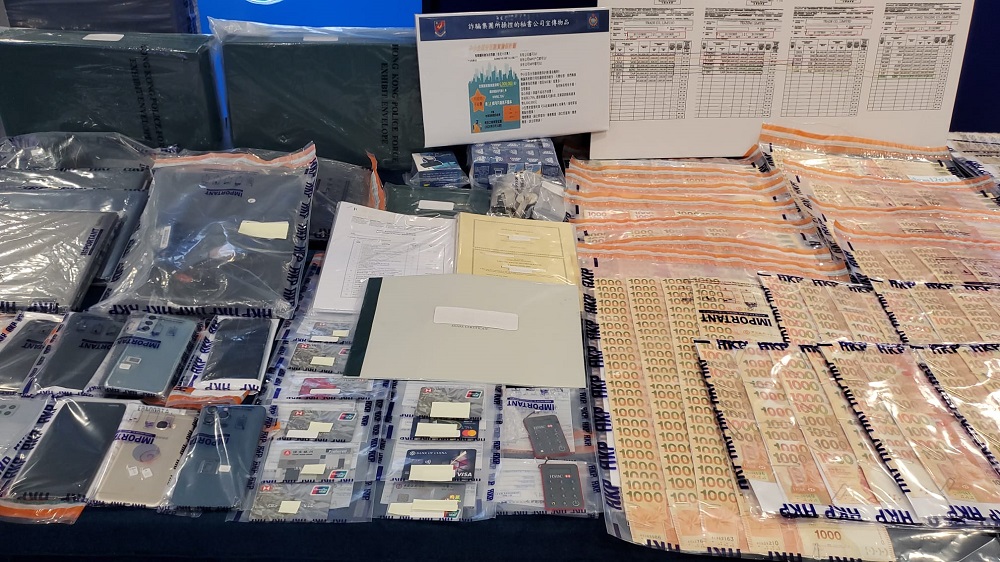 證物亦有一批銀行卡、現金和手機等。