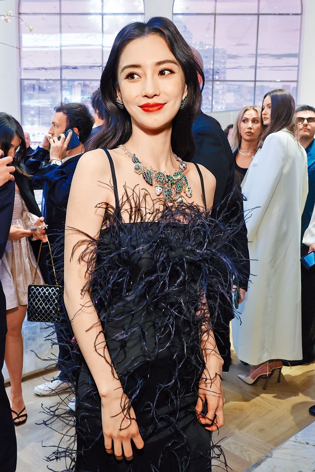 Angelababy前日去睇Lisa演出的《瘋馬騷》，被網民指她為色情站台。