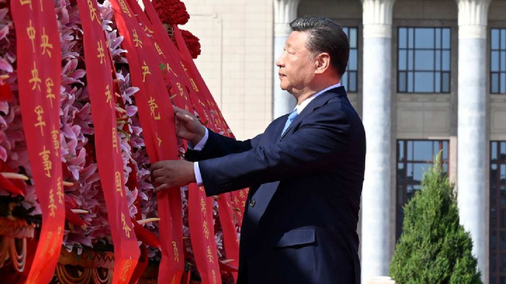 习近平在9.30烈士纪念日，到天安门广场献花篮。图为2025年习近平出席烈士纪念日活动。新华社