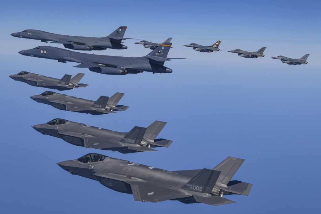 美韩大规模军演，美国空军 B-1B 轰炸机（中上）与韩国空军 F-35A 战斗机和美国空军 F-16 战斗机（右上）编队飞行，飞越韩国上空。AP