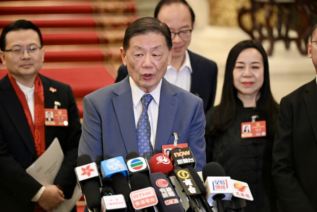 胡曉明倡於内地中小學推廣繁體字。 胡曉明倡於内地中小學推廣繁體字。