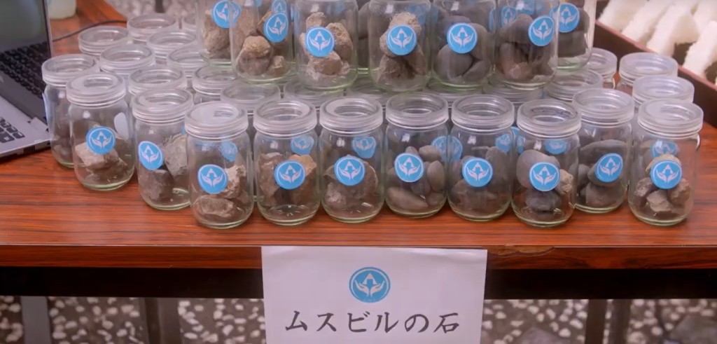 幸福神石,會員家中必備,盛惠港紙400蚊一盒。