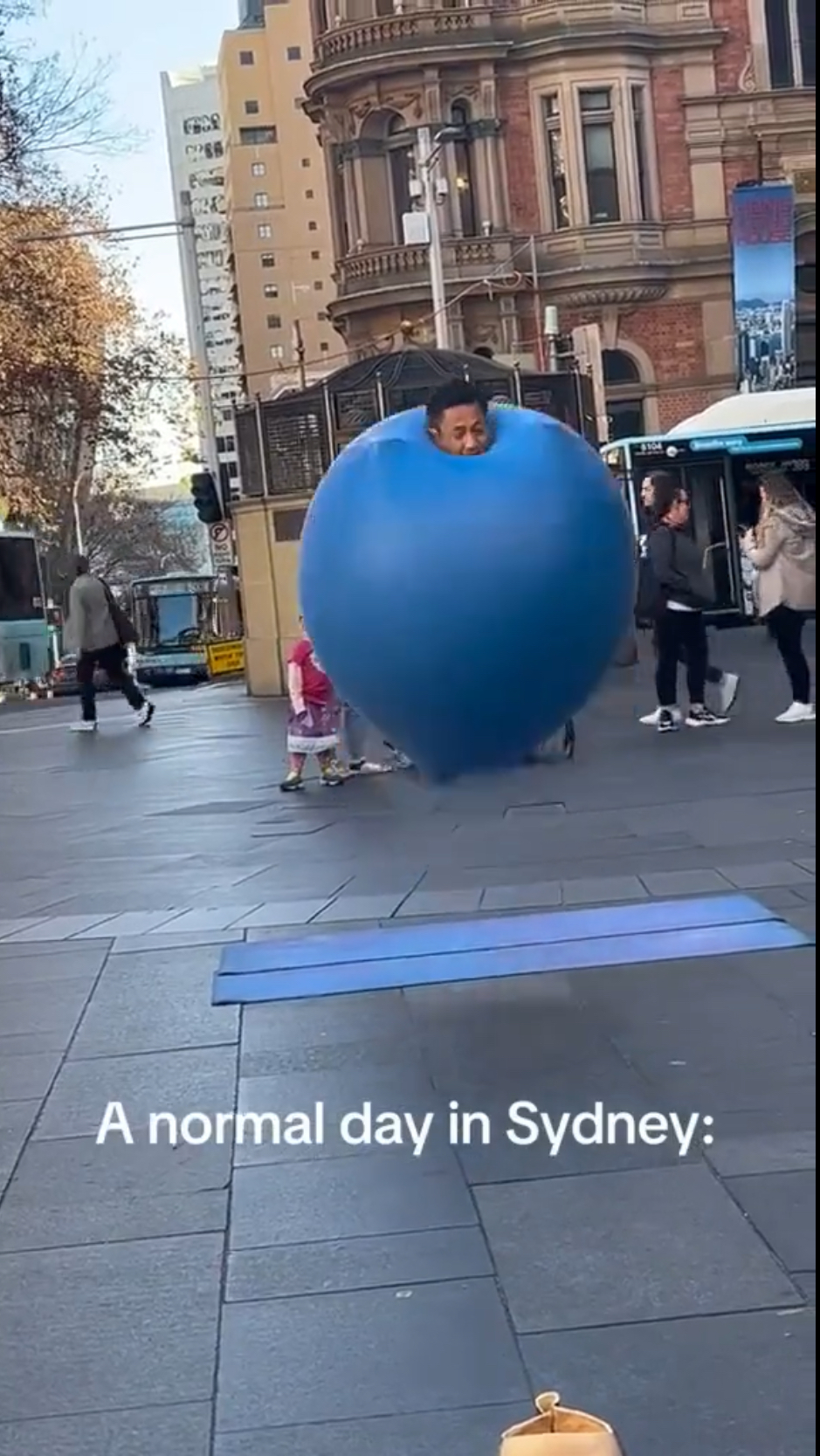 「悉尼氣球人」跳起。 X