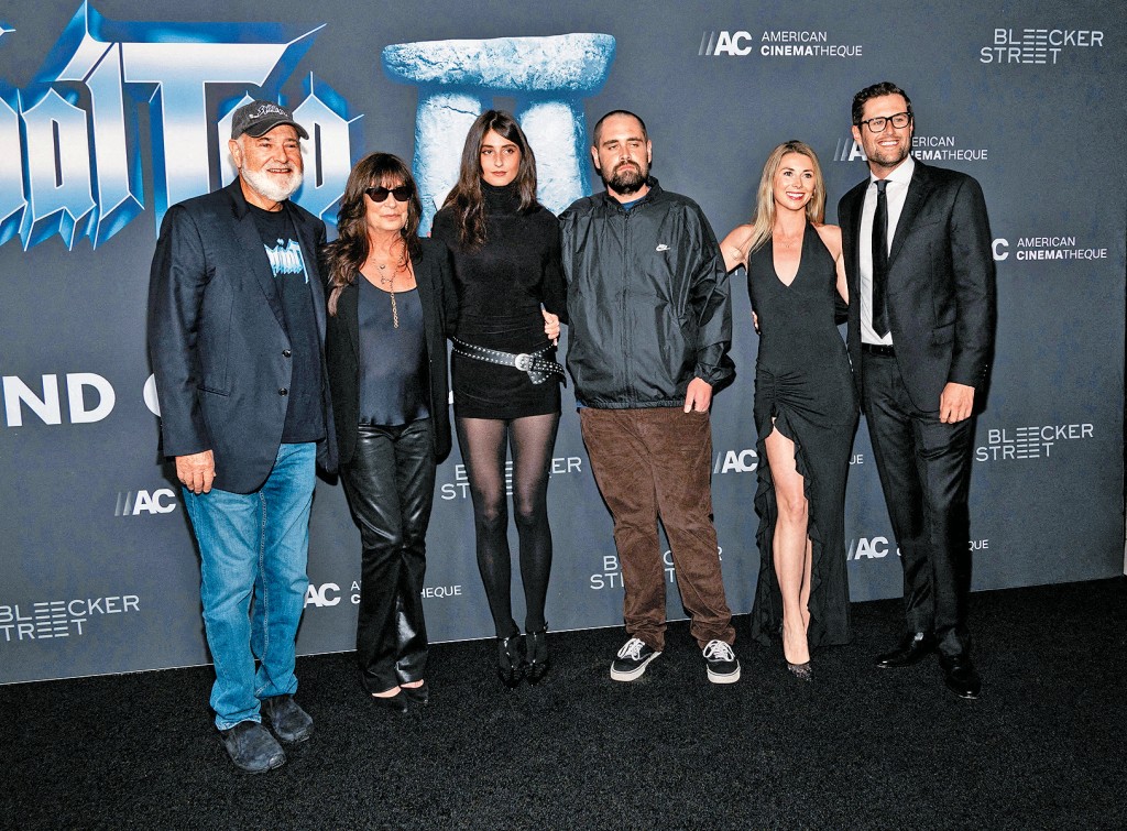 洛連納（左）死前曾指很害怕兒子Nick（右三），並認為兒子會傷害他。