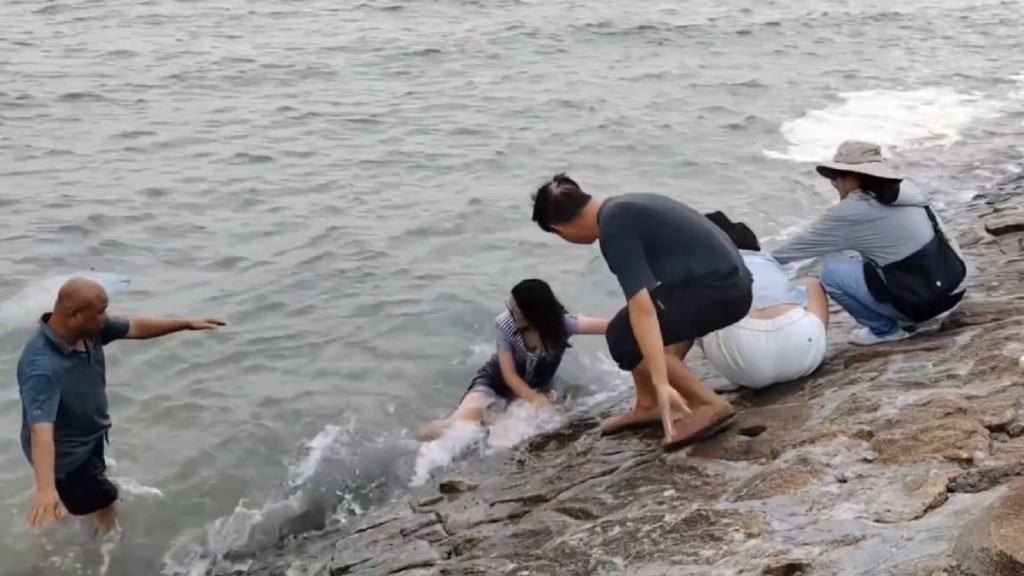 廣西女失控圖落海撈回手機遭母親死命拉著。微博