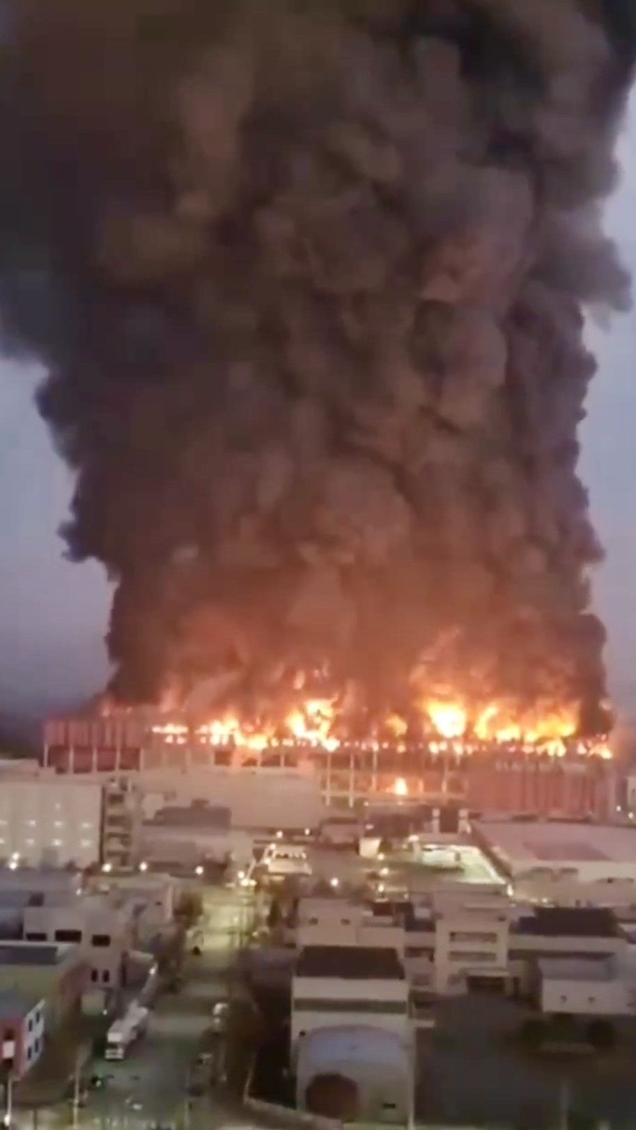 南韓衣戀集團(E-LAND)位於忠清南道天安市的物流中心大火。 X@Alpha7021 南韓衣戀集團(E-LAND)位於忠清南道天安市的物流中心大火。 X@Alpha7021