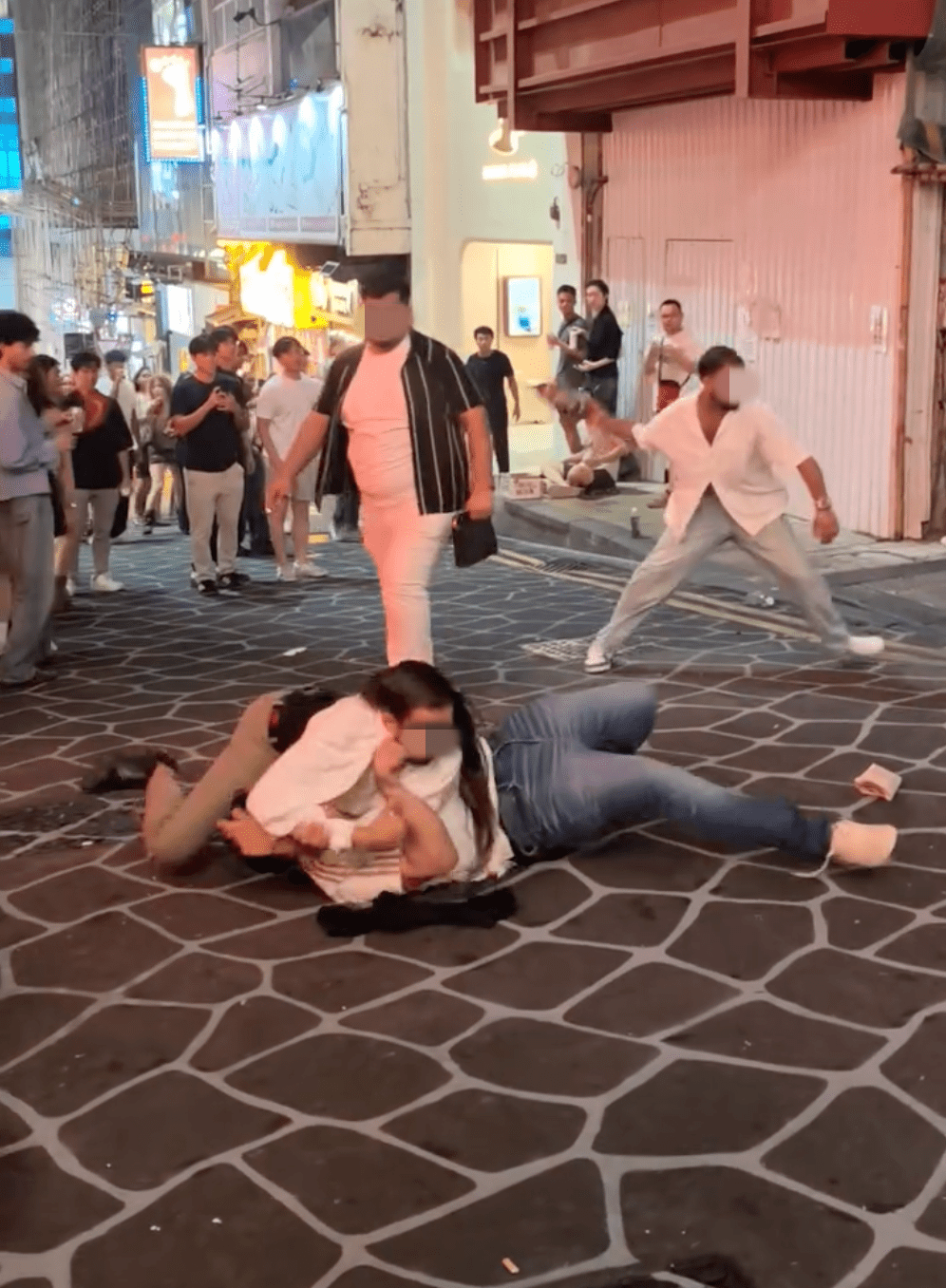 蘭桂坊多名男子街頭混戰 有人起飛腳「幫拖」 途人嚇到四散。Facebook 香港突發事故報料區及討論區 影片截圖 蘭桂坊多名男子街頭混戰 有人起飛腳「幫拖」 途人嚇到四散。Facebook 香港突發事故報料區及討論區 影片截圖