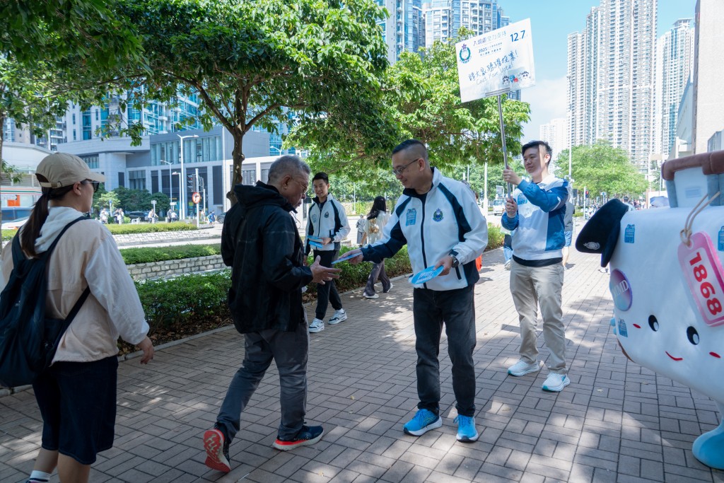 入境處處長郭俊峯聯同多位長官親身到將軍澳落區,齊齊呼籲街坊於12月7日立法會換屆選舉中投票。 入境處處長郭俊峯聯同多位長官親身到將軍澳落區,齊齊呼籲街坊於12月7日立法會換屆選舉中投票。 