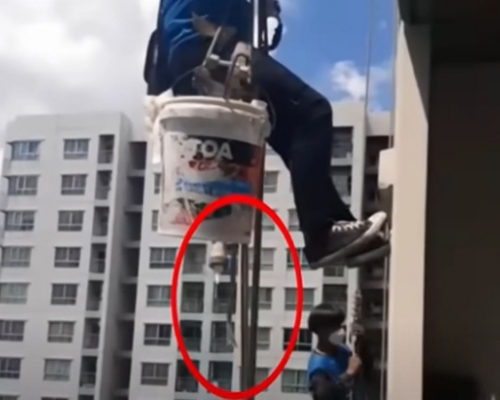 泰國油漆工外牆工作安全繩被剪,險象環生。youtube截圖